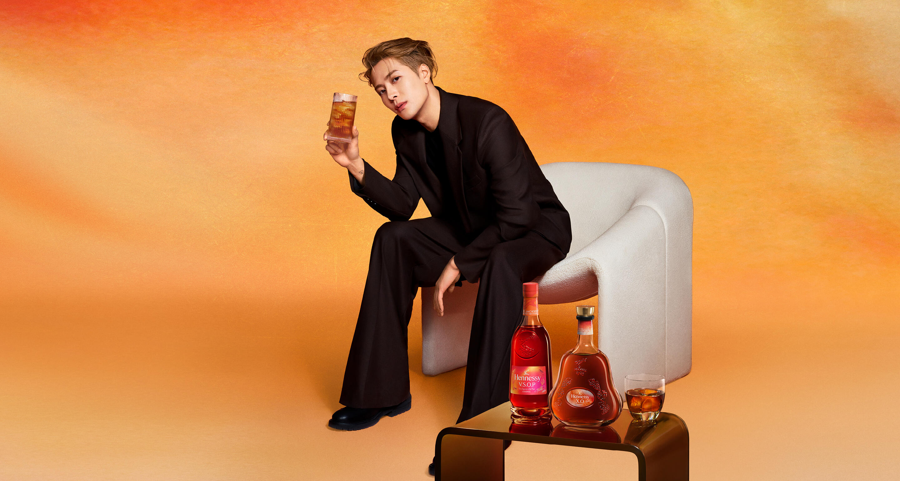 hennessy_maf_2025_jw_duo_kv_2880x1540.jpg 